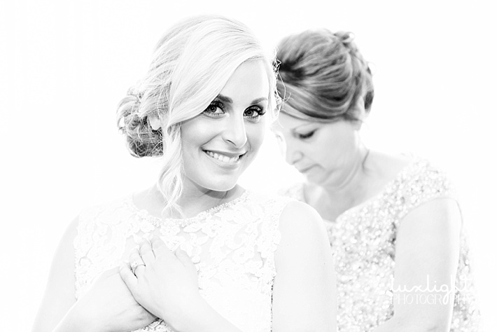 bride getting ready with mom photography 