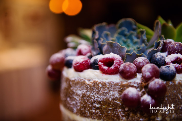 winter wedding cake ideas for berry themed wedding