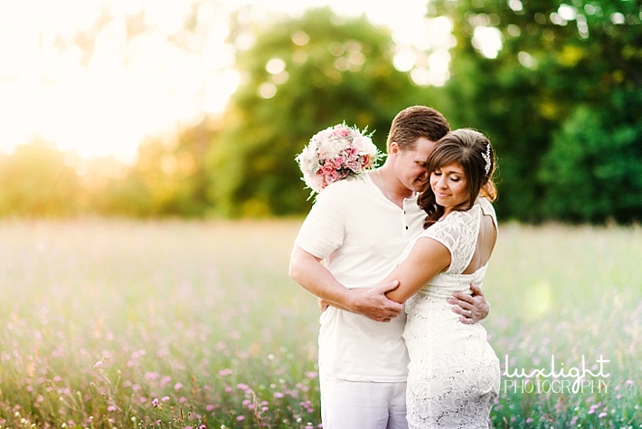 couples photography in field
