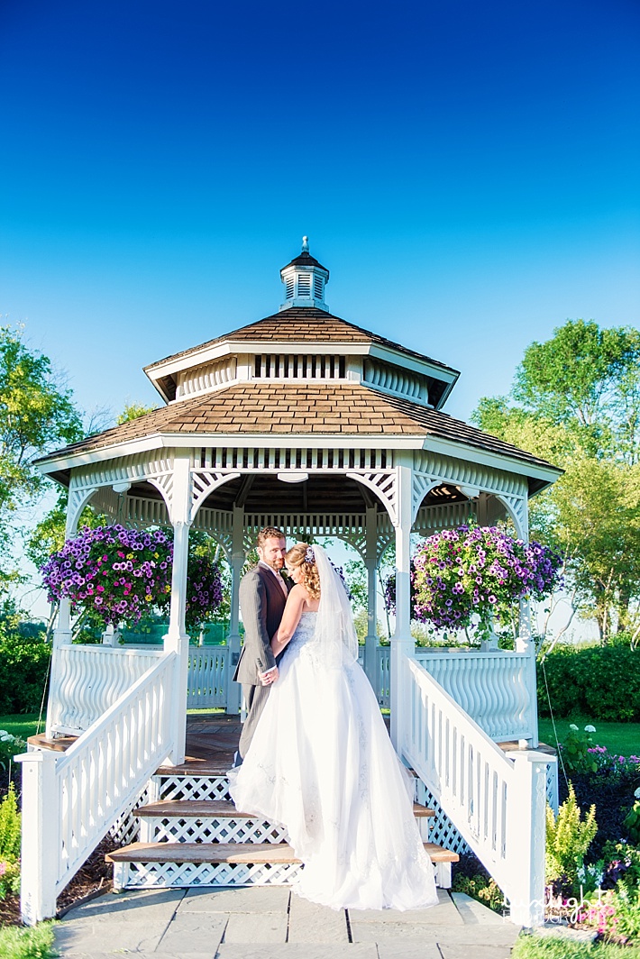 bride and groom photography on pavilion 