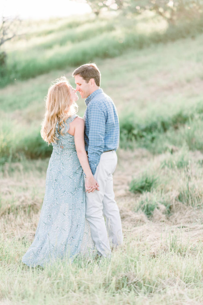 summer field and beach maternity photographer
