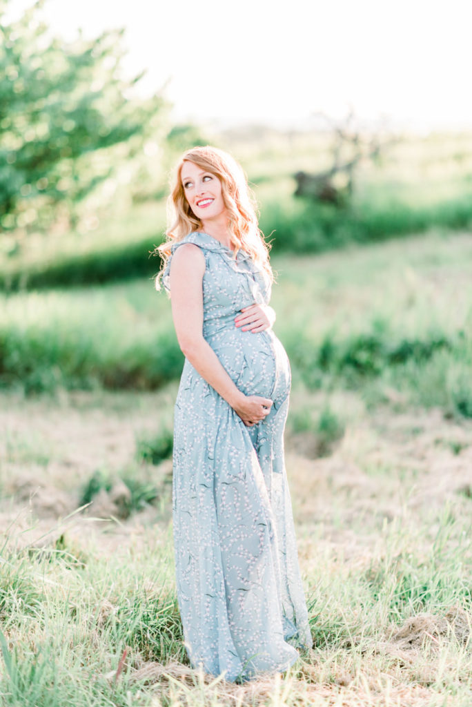 summer field and beach maternity photographer