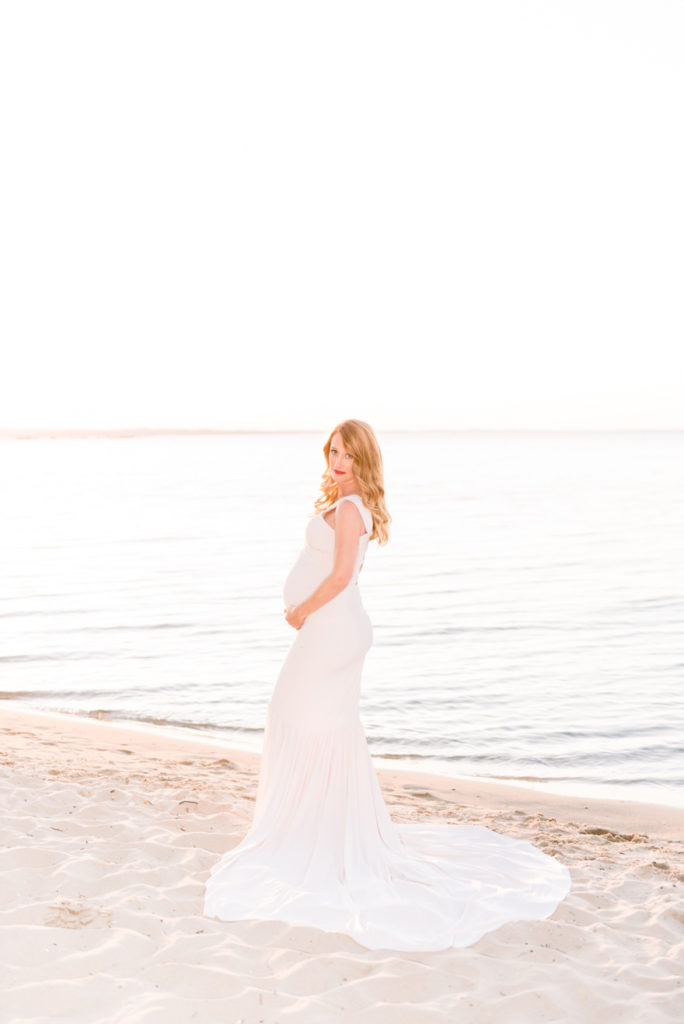 summer field and beach maternity photographer