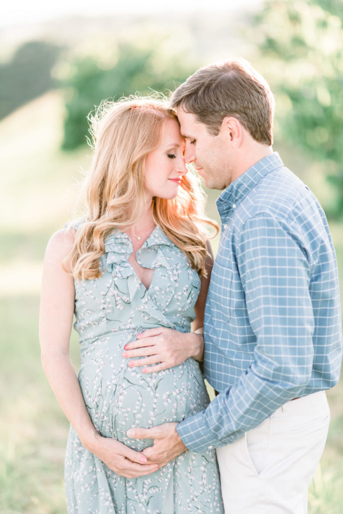summer field and beach maternity photographer