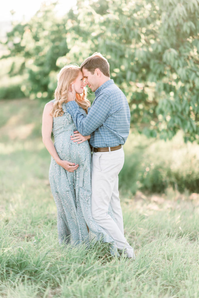 summer field and beach maternity photographer